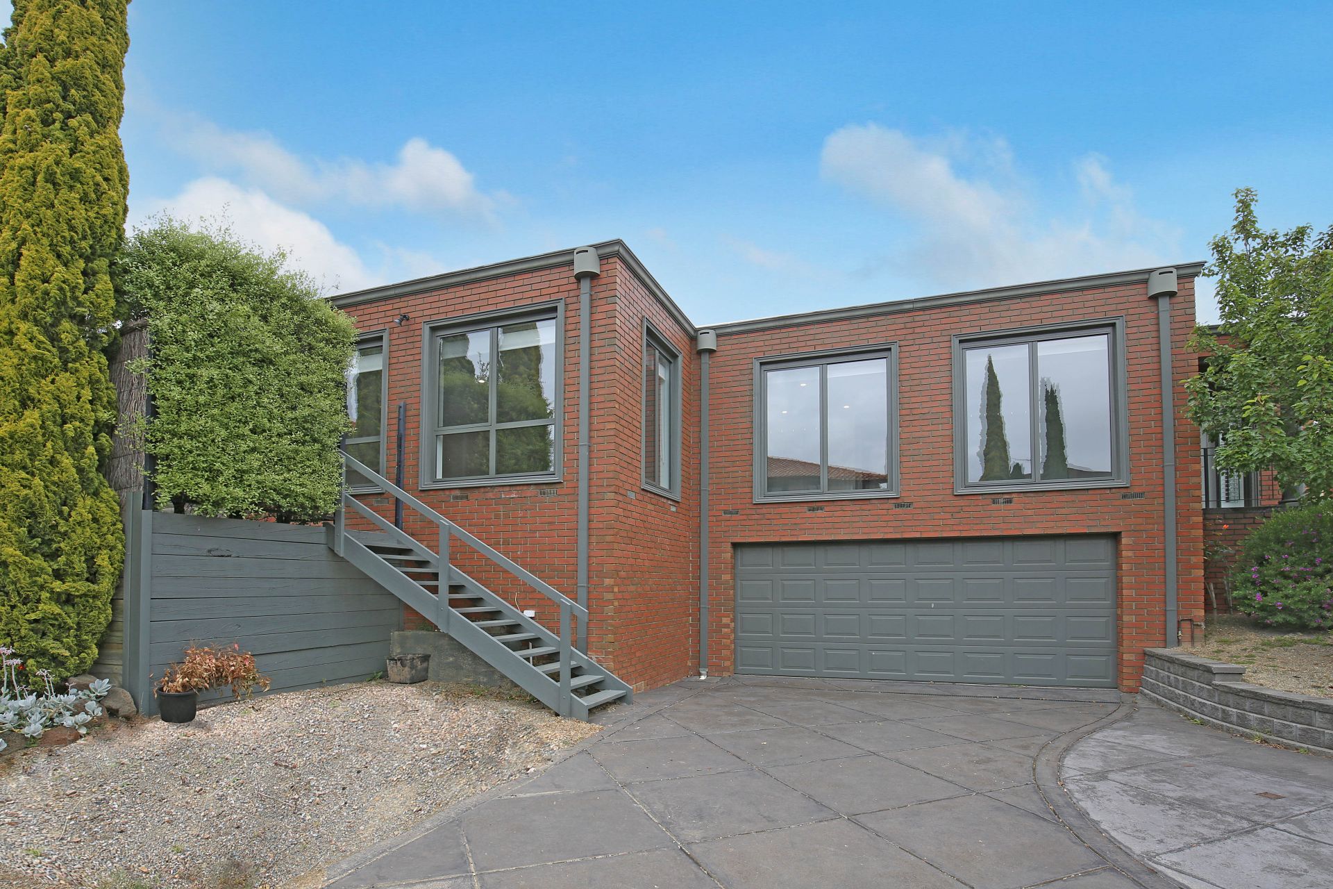 **APPLICATION APPROVED - 11/01/2022**Executive Family Luxury Living in Ivanhoe**