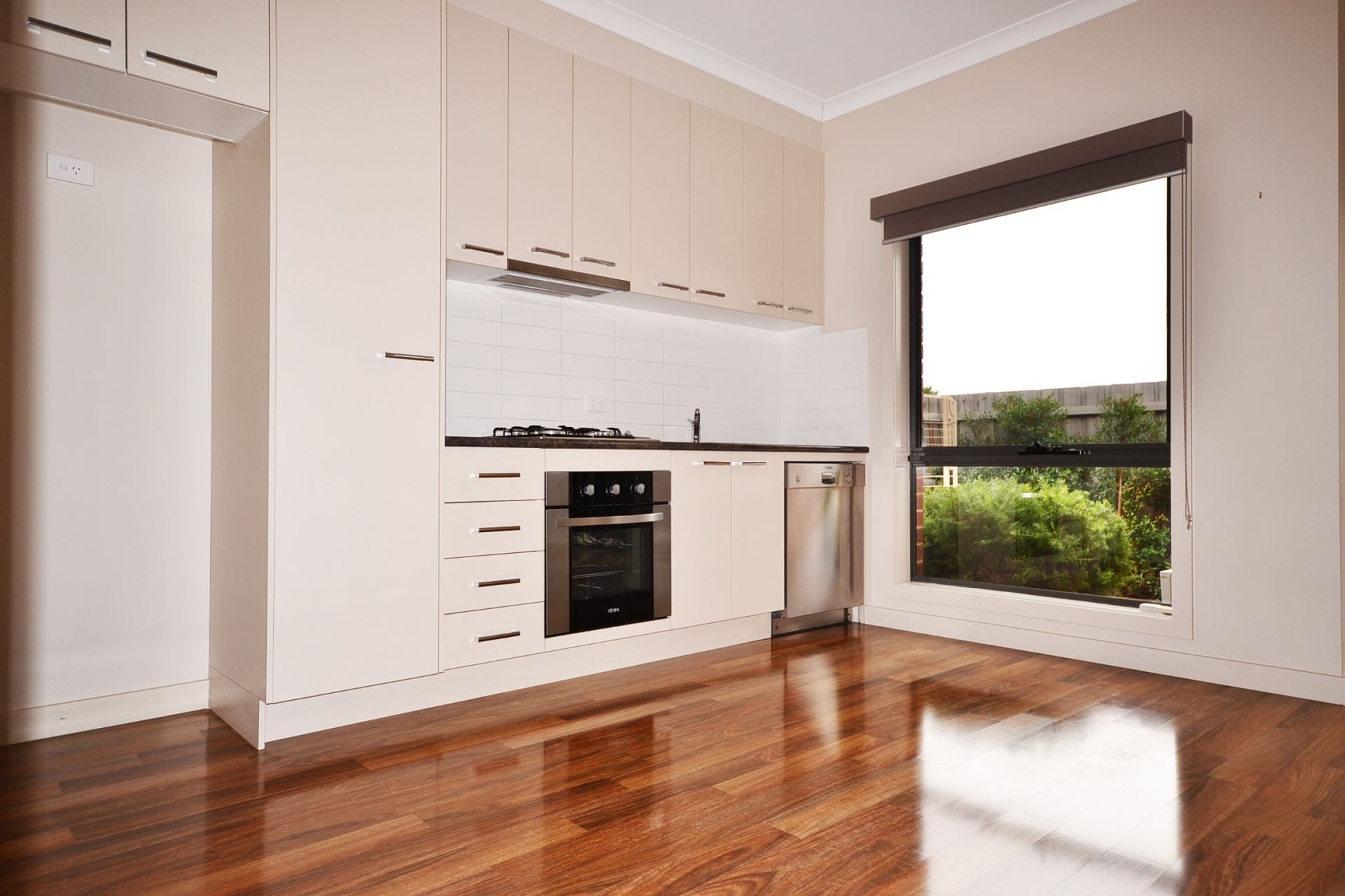 MODERN ELEGANCE WITH A WARM, INVITING AMBIANCE