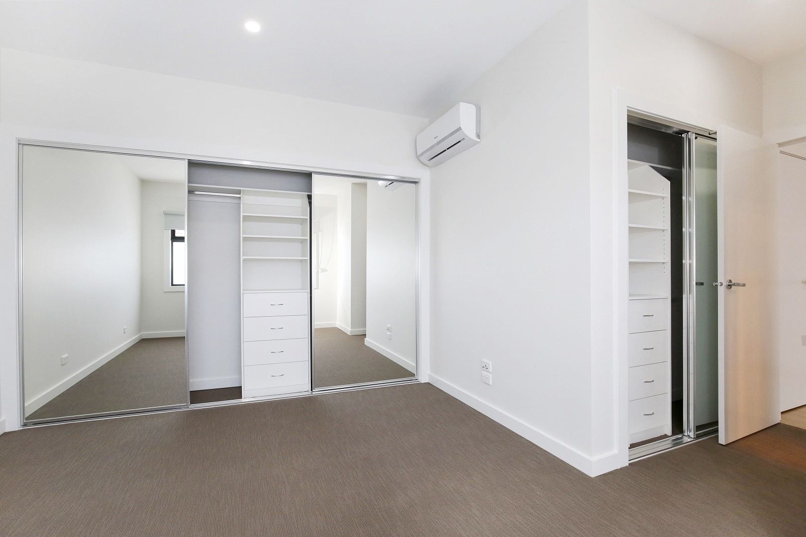 MODERN FULLY FURNISHED TOWNHOUSE