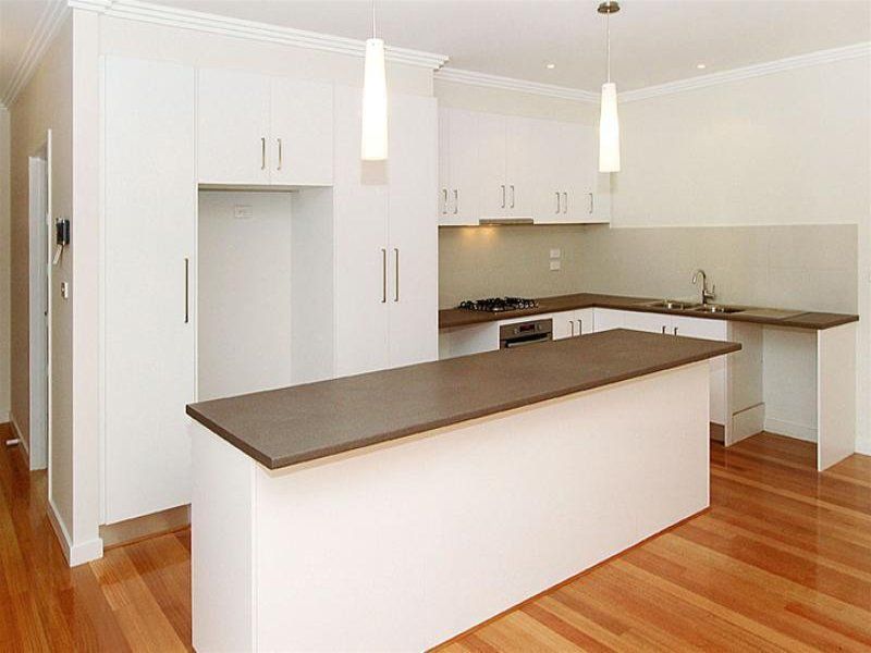 STUNNING MODERN UNIT!