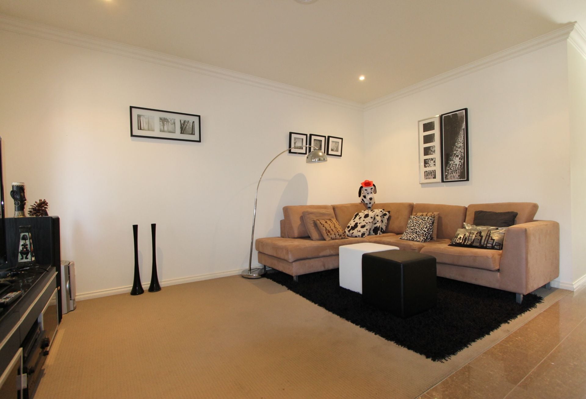 IMPECCABLE TOWNHOUSE SET AMONGST LUSH STUNNING GREENERY !!!