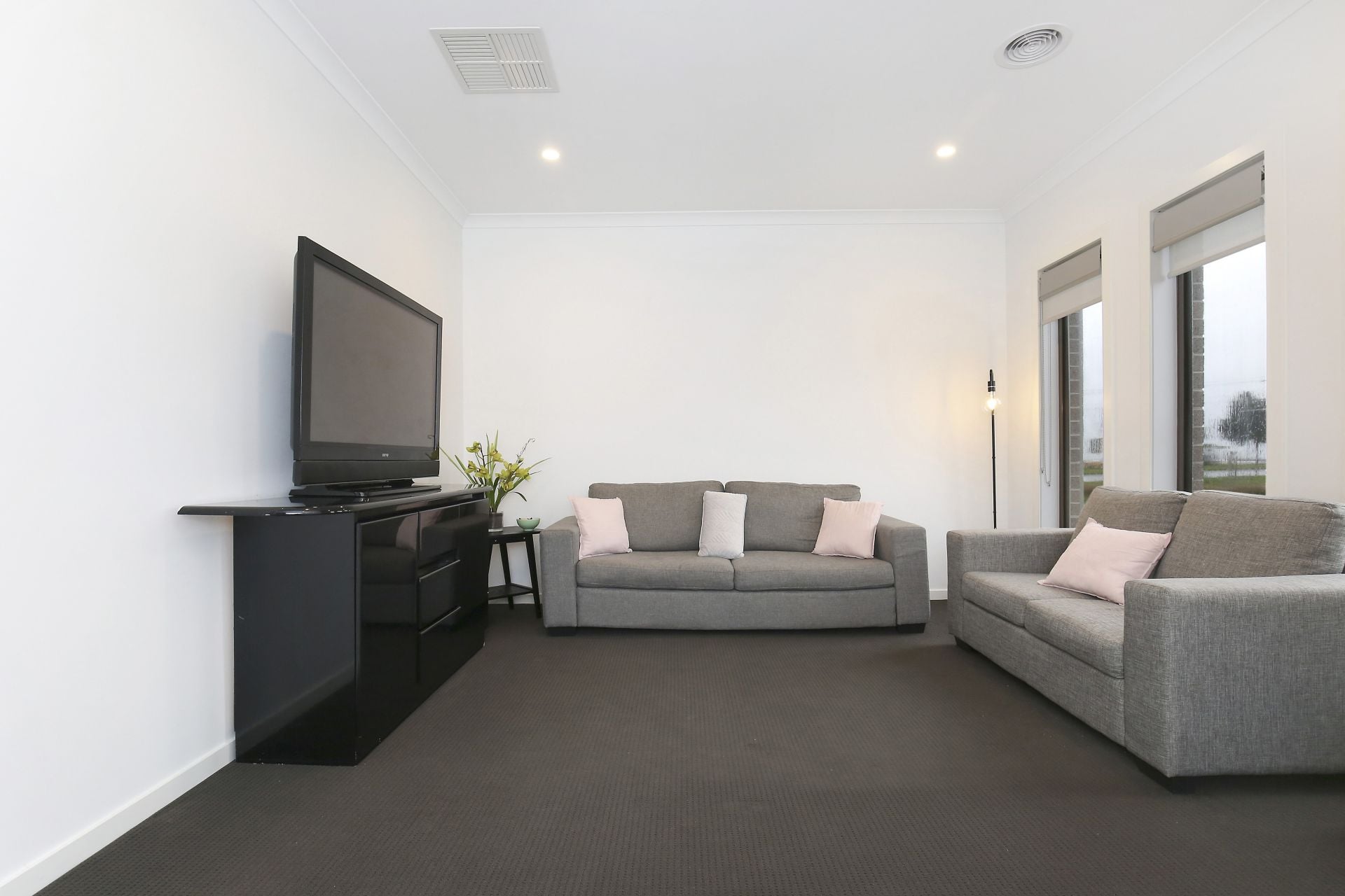 EASING LIVING, ENTICING LOCATION