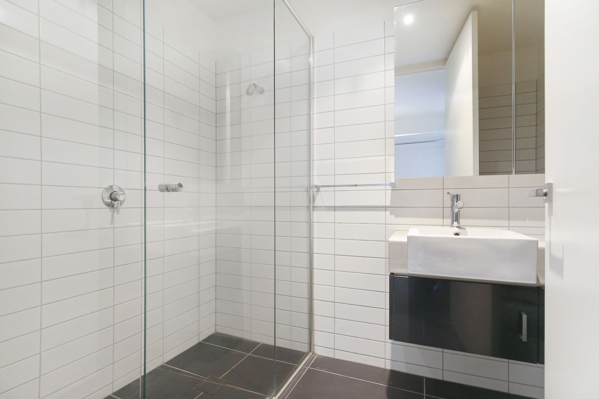 Light and Bright 2 Bedroom Apartment in Convenient Location