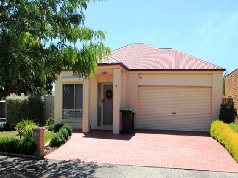 7 Morwell Gardens, CAROLINE SPRINGS Sweeney Estate Agents