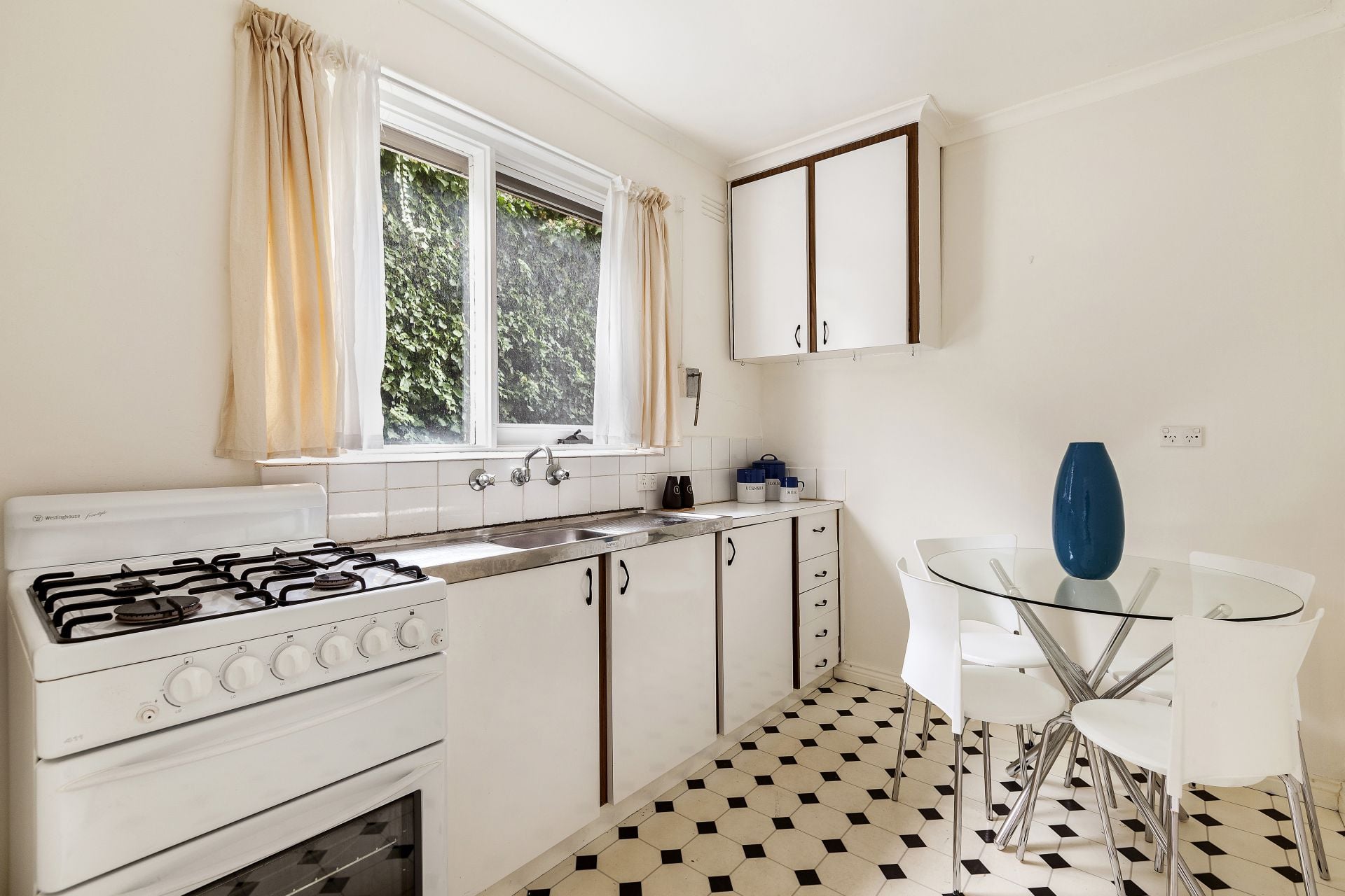 Beautifully presented unit! Gas & Electricity included!