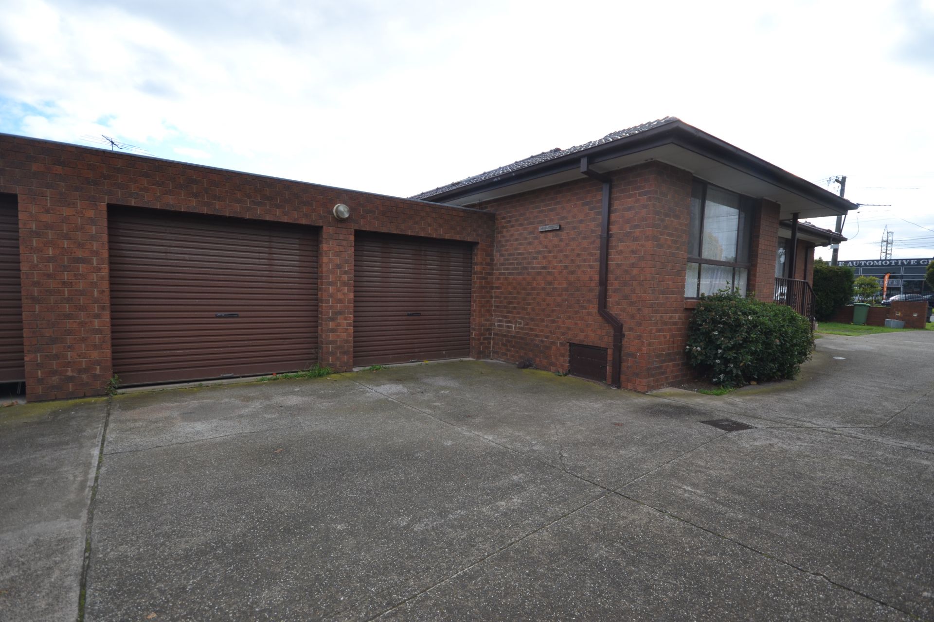 EXTRA LARGE UNIT WITH DOUBLE GARAGE
