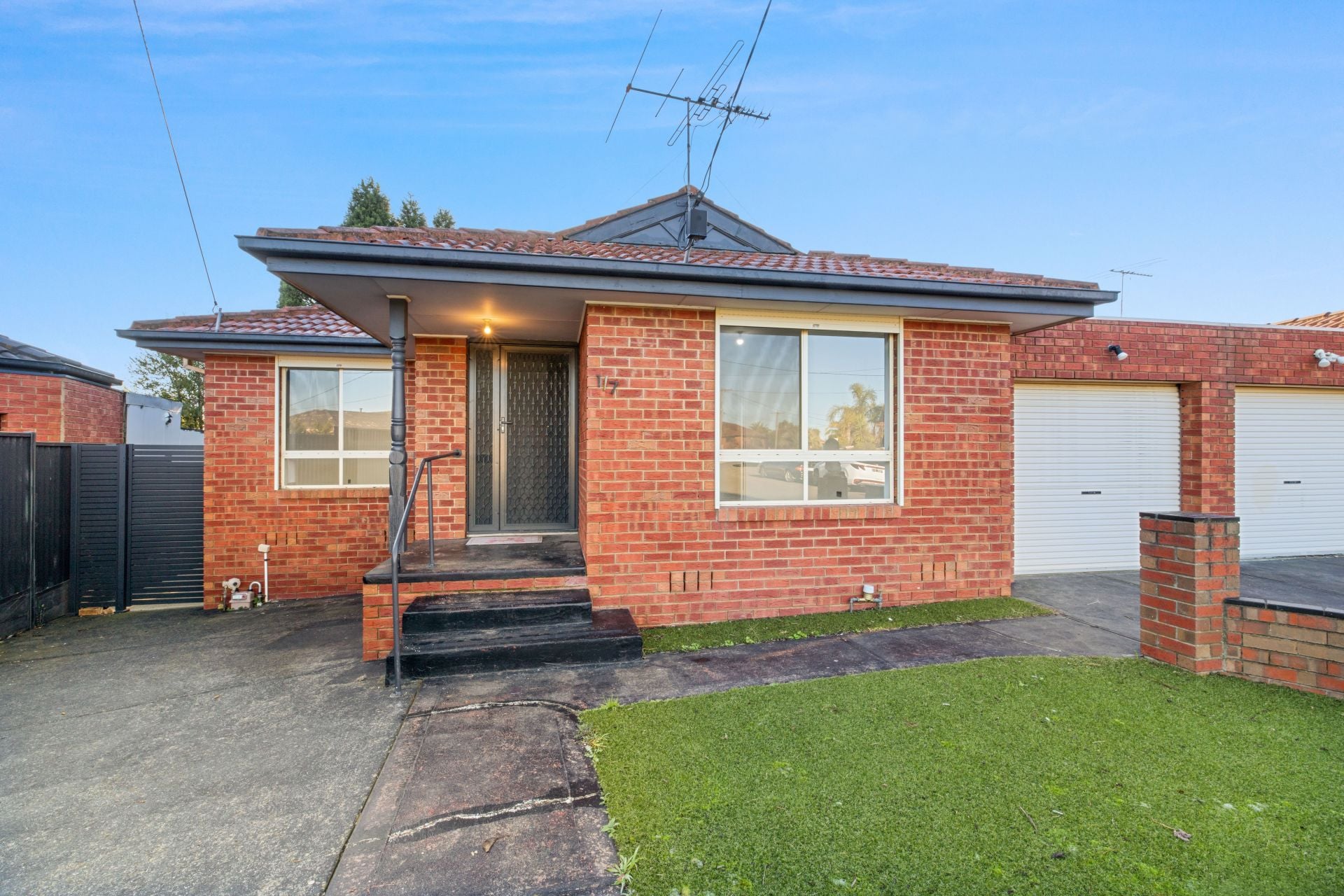 Immaculate Unit in a Peaceful Court Setting