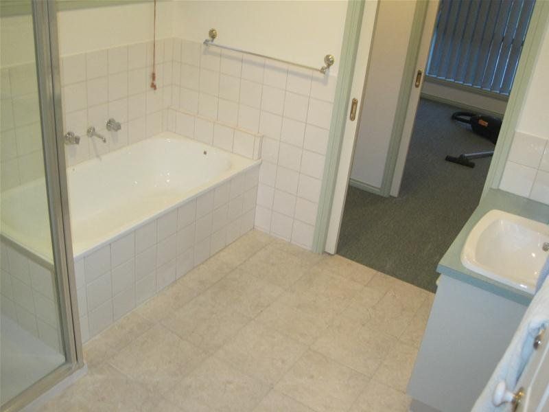 FRESHLY PAINTED UNIT IN AN IDEAL LOCATION!