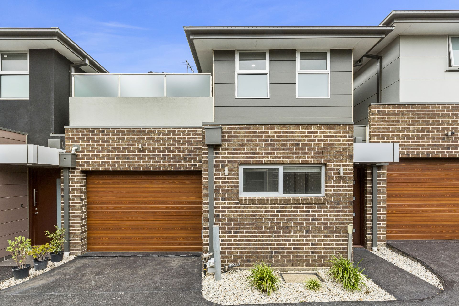 Stylish Townhouse In Good Location!