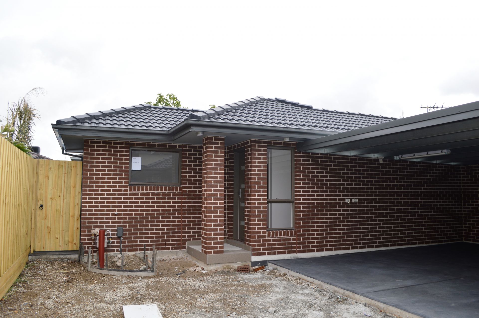 BRAND NEW UNIT IN GREAT LOCATION