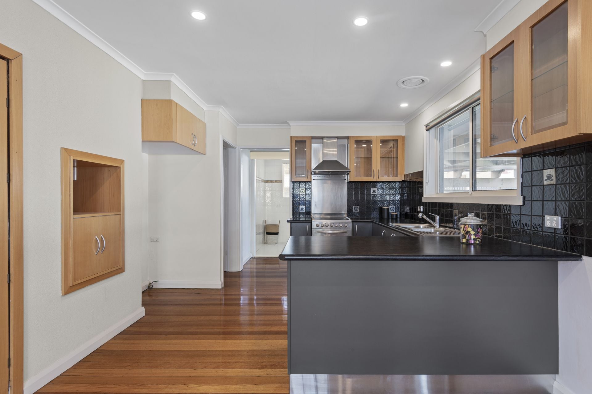 MODERN APPEAL - GREAT LOCATION