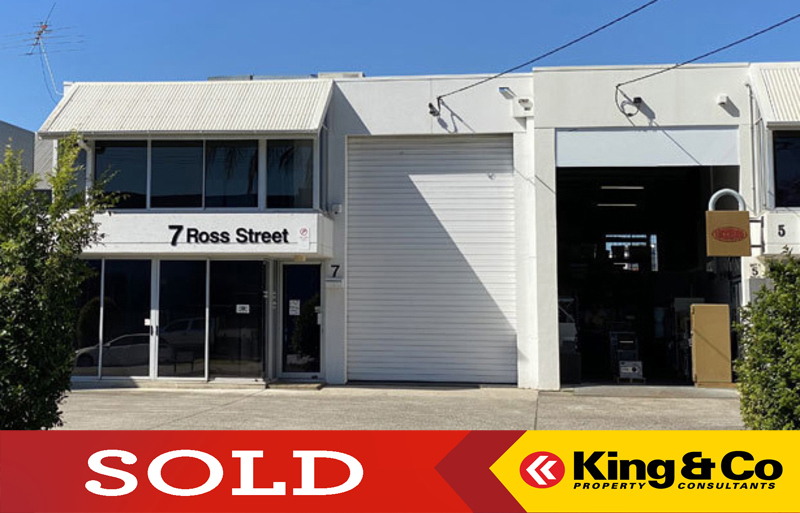 NEWSTEAD FREESTANDER