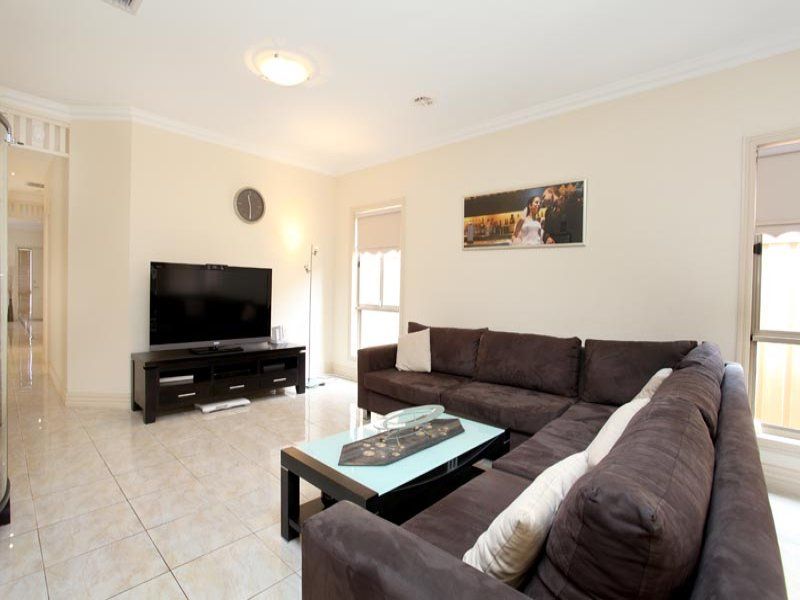 33 Studley Park Way, Caroline Springs - Thumbnail 5