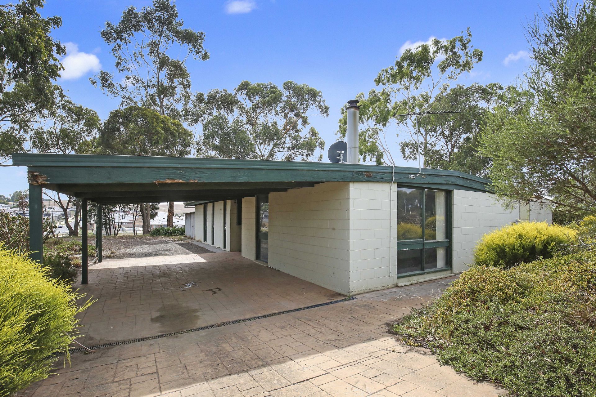 COUNTRY LIVING WITH METRO CONVENIENCE   *Insp Wed 28th Mar @ 4:40pm*