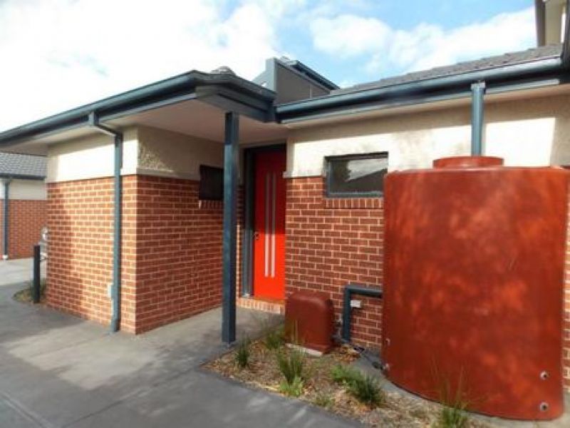 2/105 Rathcown Road, Reservoir