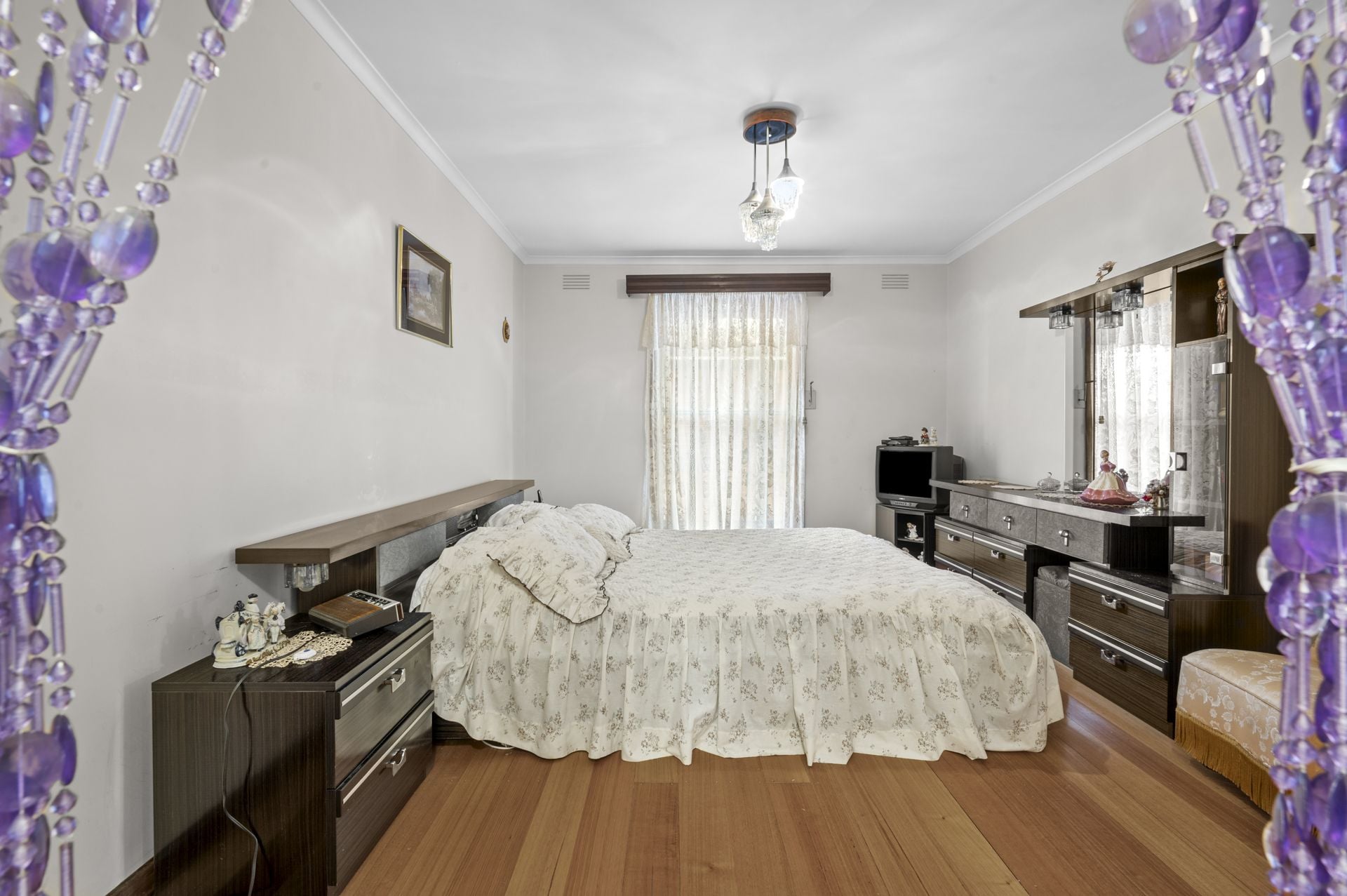 SUBSTANTIAL FAMILY HOME - 4 BEDROOMS, 2 BATHROOMS