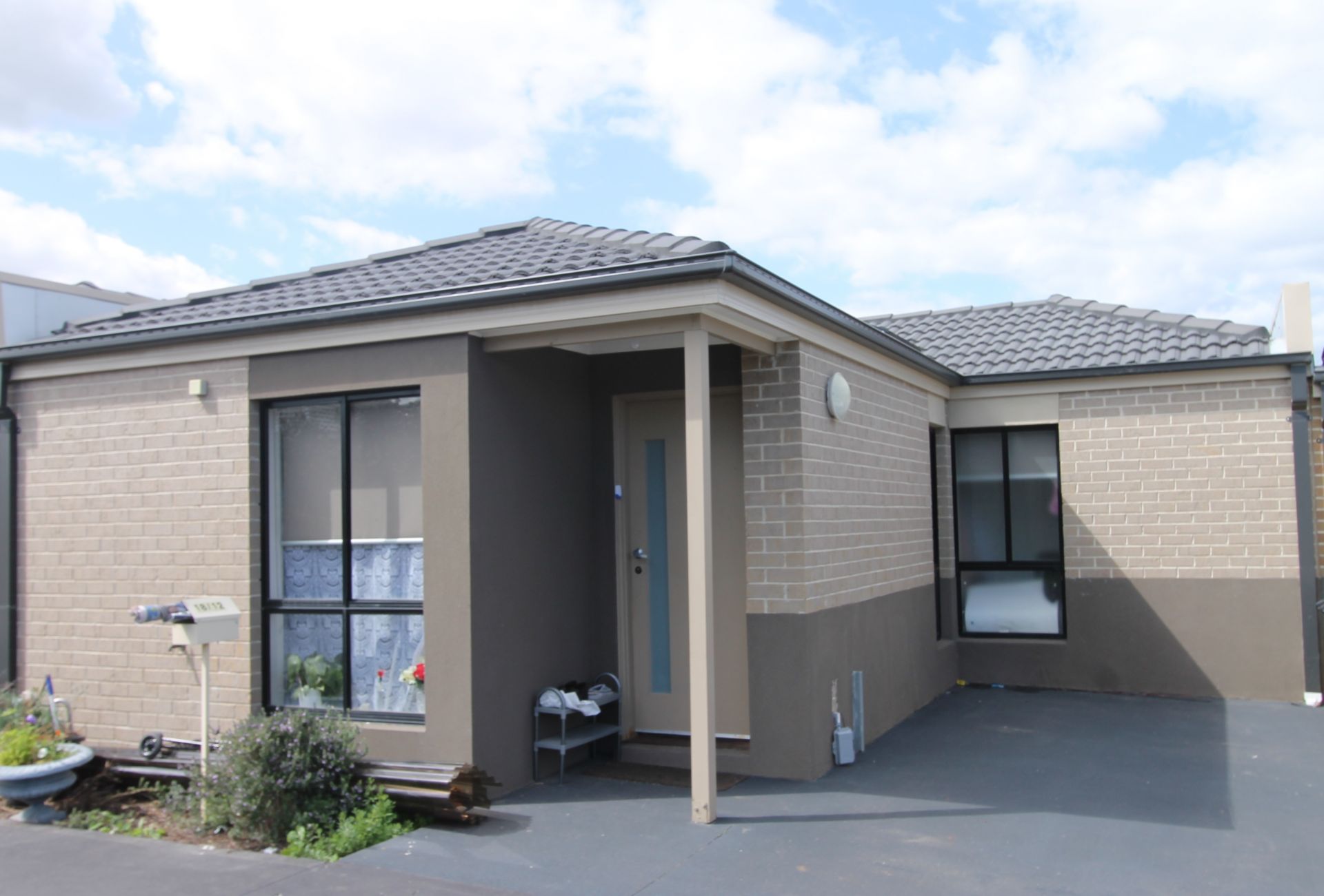 MODERN ONE BEDROOM UNIT… AFFORDABLE & WELL LOCATED!
