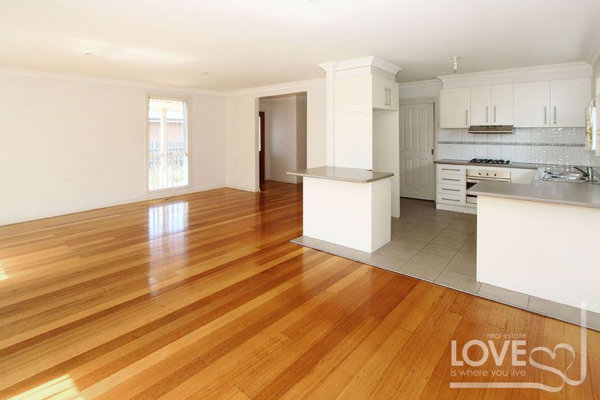 ATTRACTIVE HOME UNIT IN LUXURY LOCATION  *BONUS Garden maintenance included*