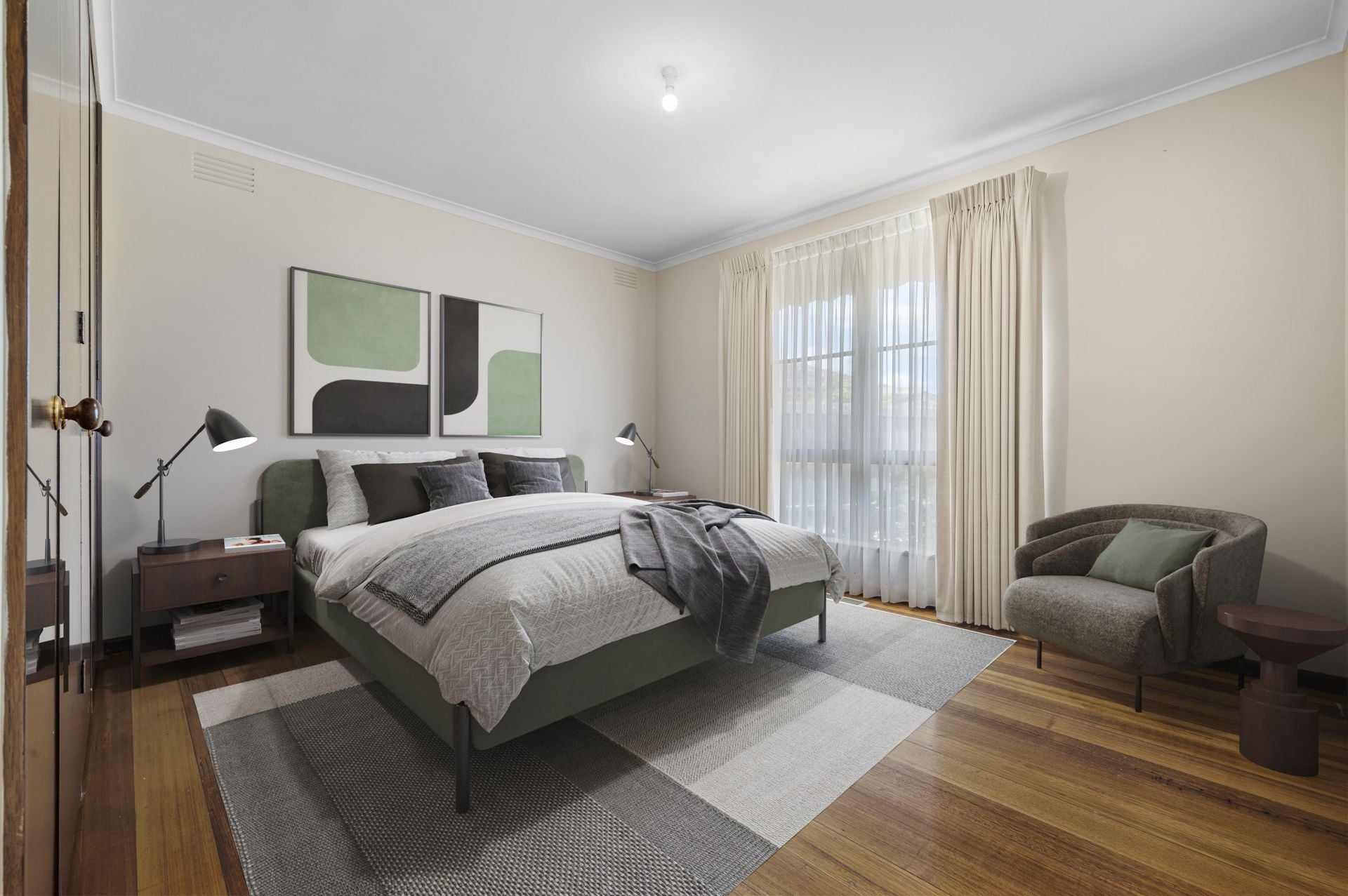 4 BEDROOMS - WALK TO THE TRAIN