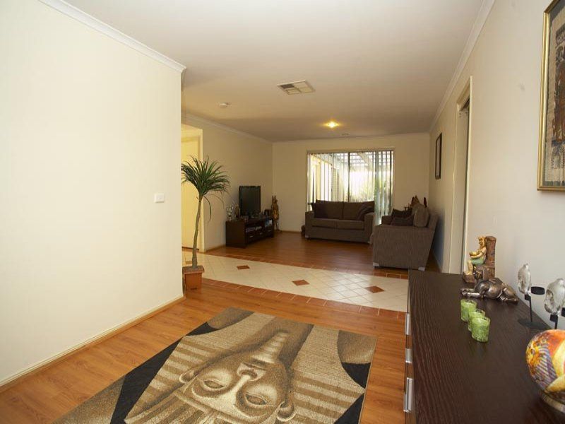 24 Andrew Chirnside, Seabrook - Thumbnail 5