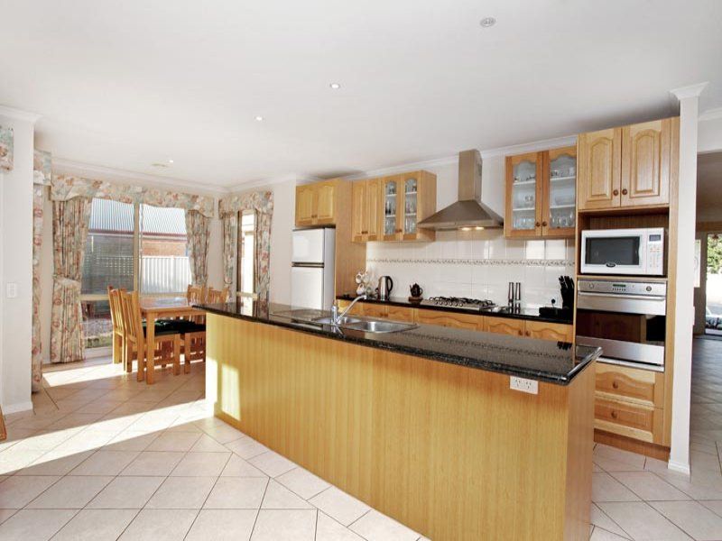 2 Osterley Close, Caroline Springs - Thumbnail 3