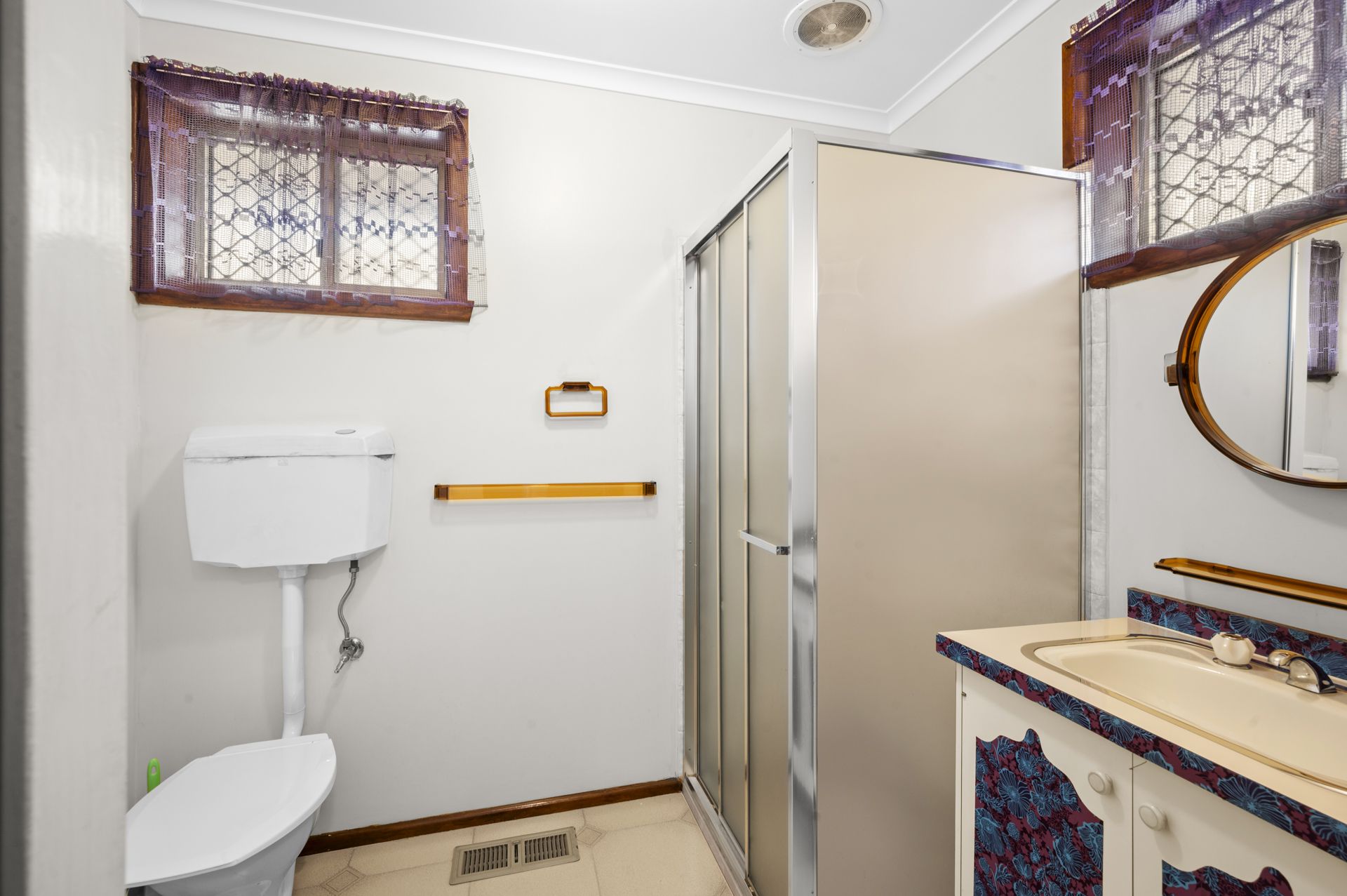 SUBSTANTIAL FAMILY HOME - 4 BEDROOMS, 2 BATHROOMS