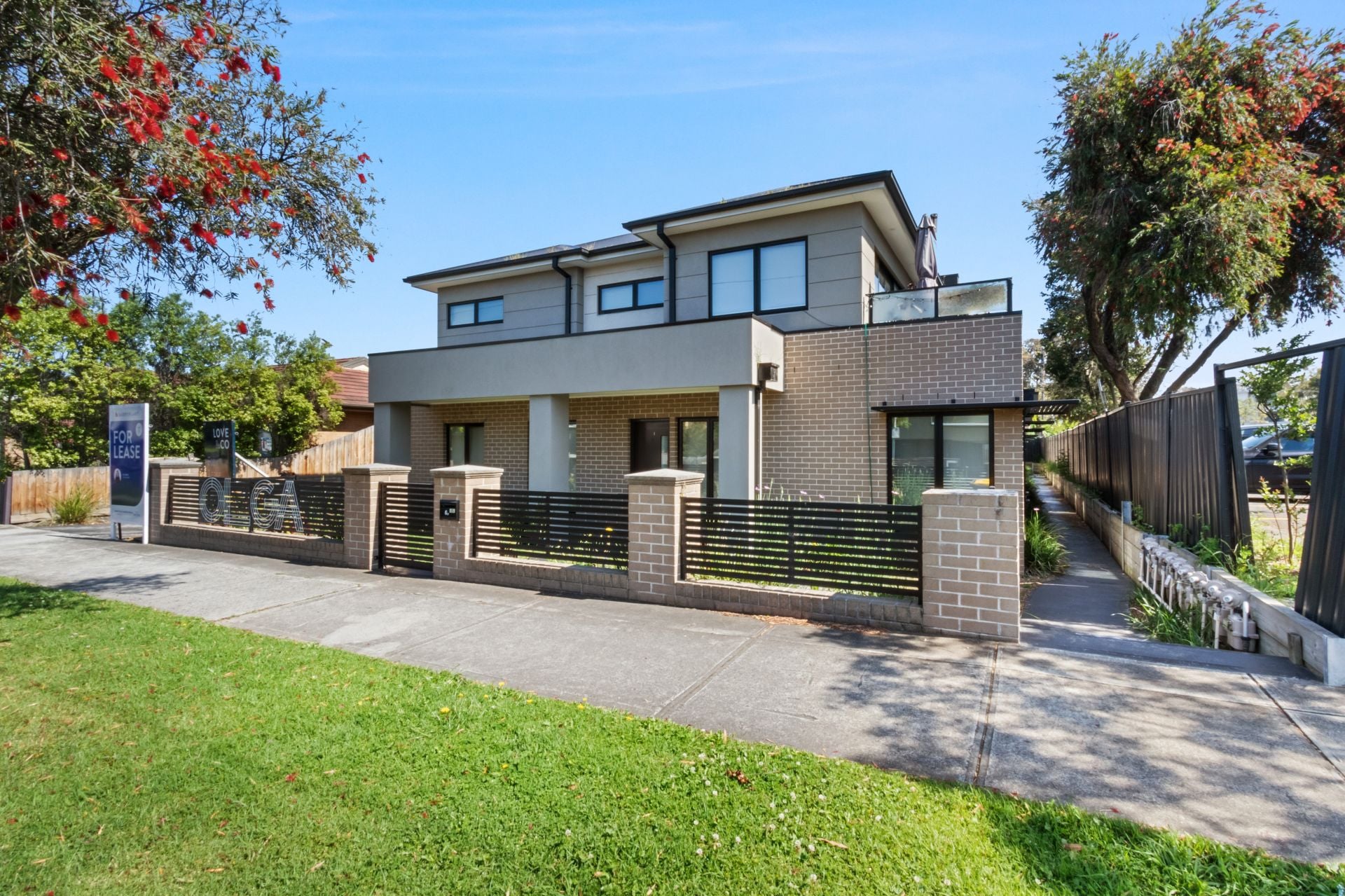 Contemporary Living In A Well-Connected Neighbourhood