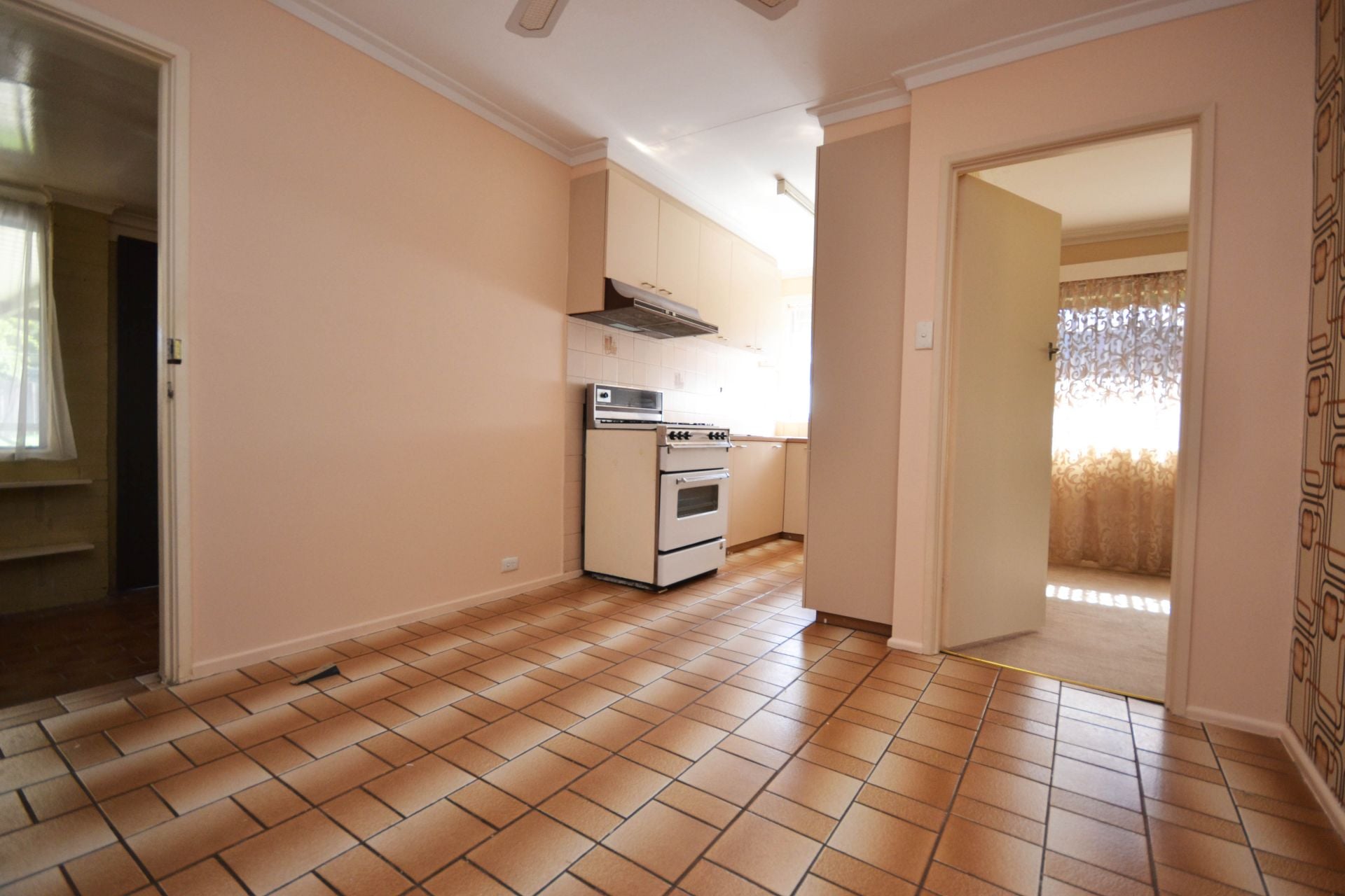 EXTRA LARGE WITHIN WALKING DISTANCE TO PLENTY ROAD SHOPS AND TRAM