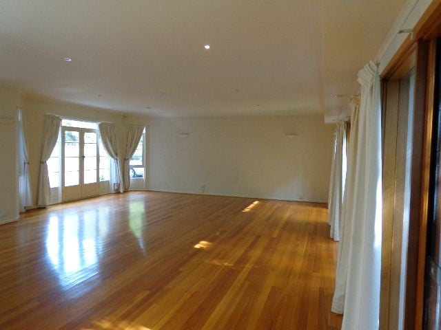 Classic Eaglemont Residence! 5 beds and ready for lease ! REGISTER for online OPEN times