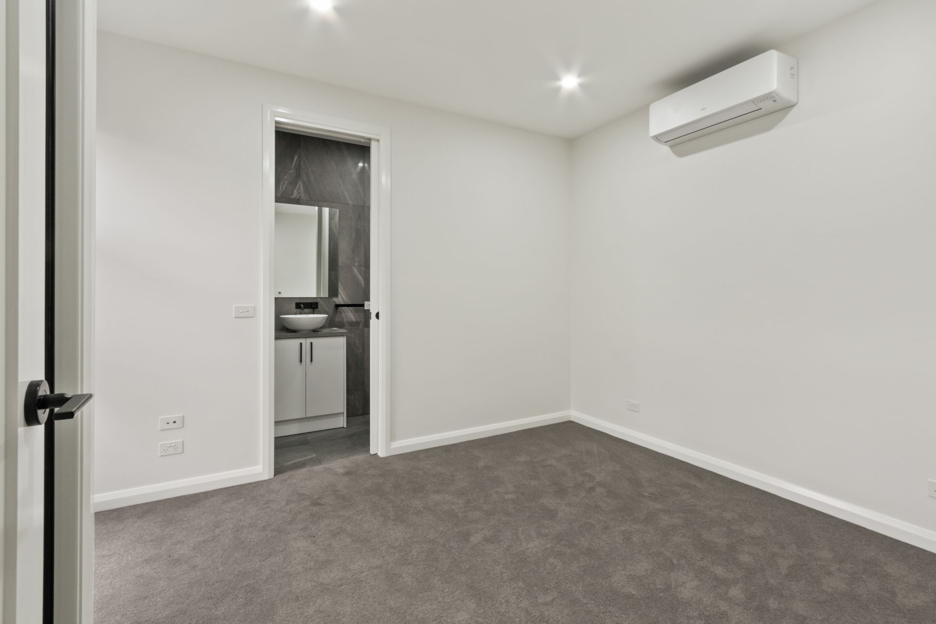 Well-Equipped Two Bedroom Townhouse in the Heart of Thornbury!