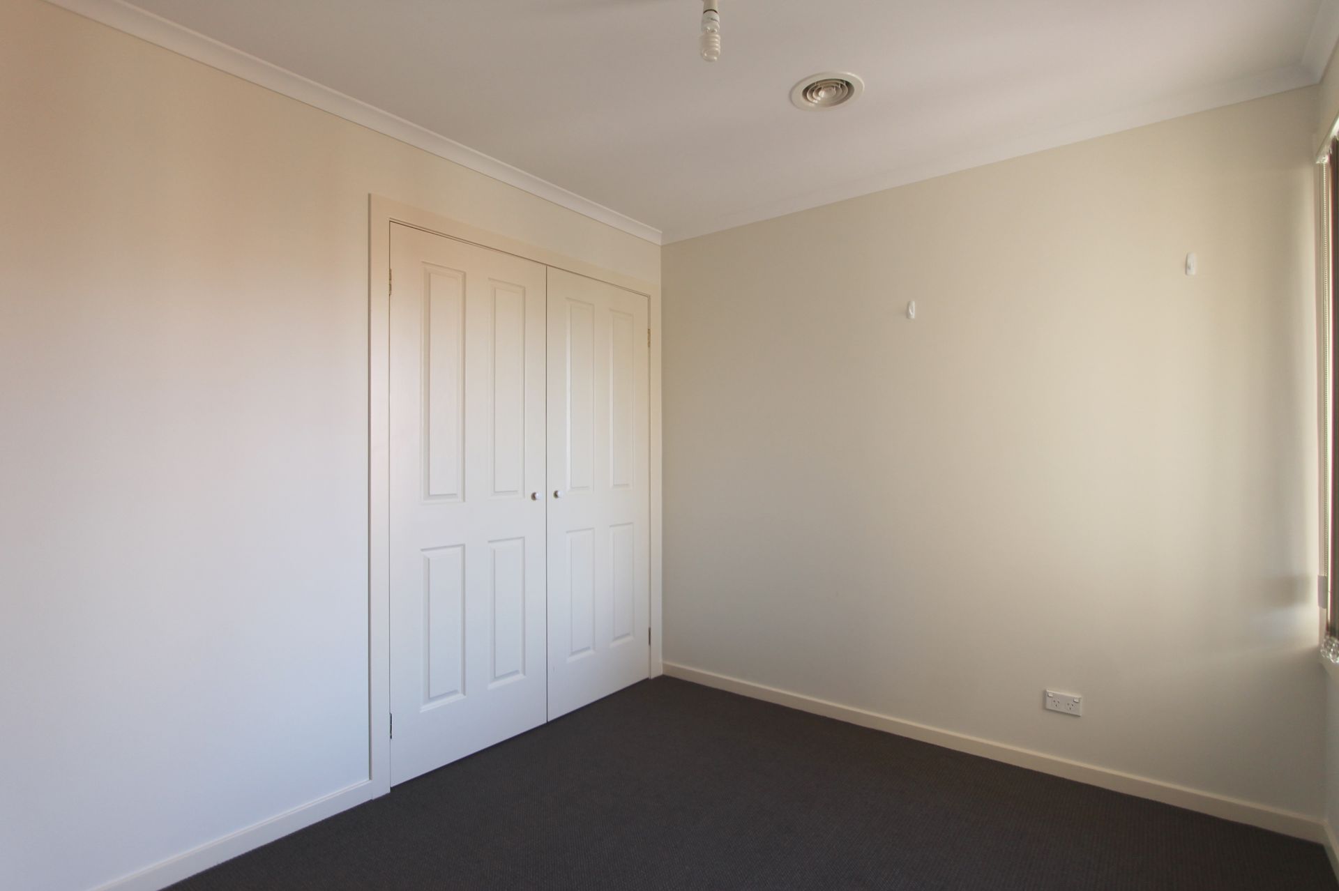 MODERN  TOWNHOUSE AT THE RIGHT PRICE