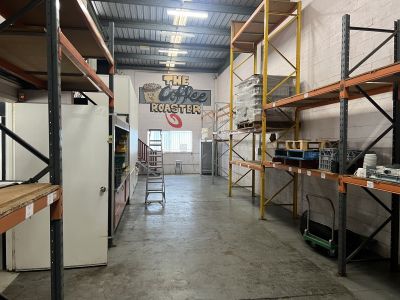 PROMINENTLY LOCATED INDUSTRIAL WITH FULLY FITTED CAFE!