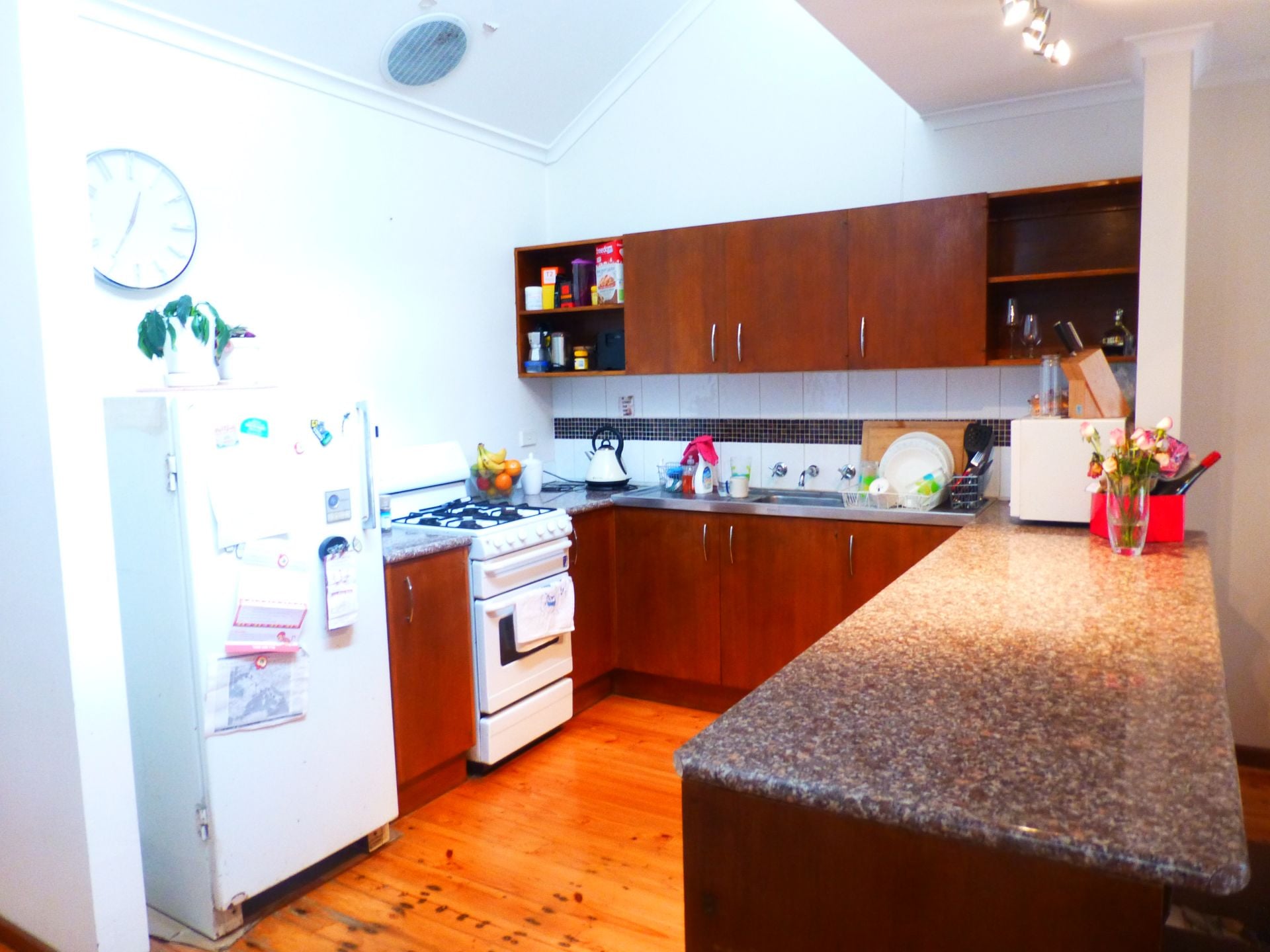 Spacious 2 Bedroom Cosy Unit!