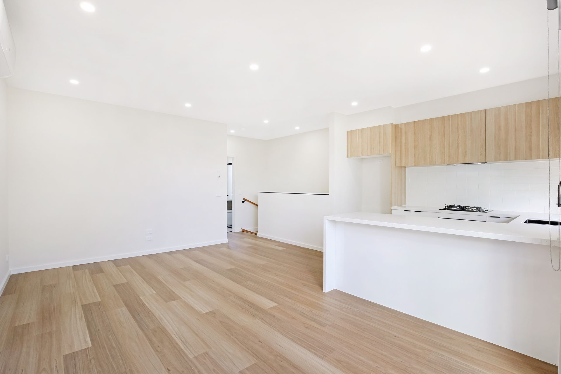 A Stunning Luxury townhouse in one of the Melbourne's prime locations! Ready for Lease !