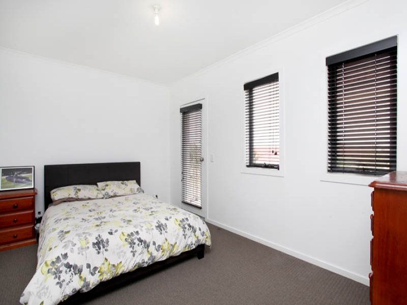 18 Stoke Heath Way, Caroline Springs - Thumbnail 8