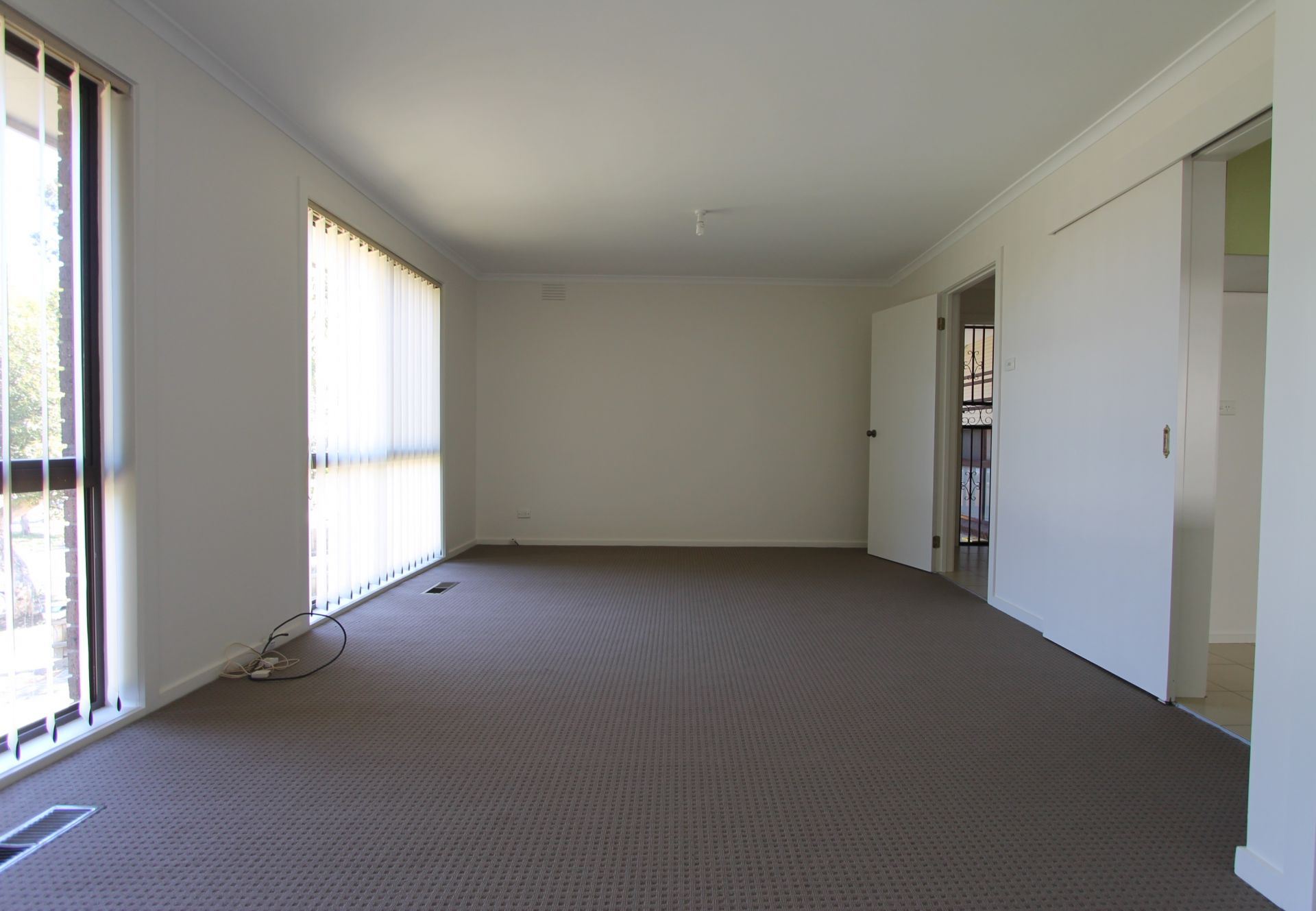 IF LOCATION IS WHAT YOU NEED... THIS IS THE HOME FOR YOU!!! * GARDENER INCLUDED*