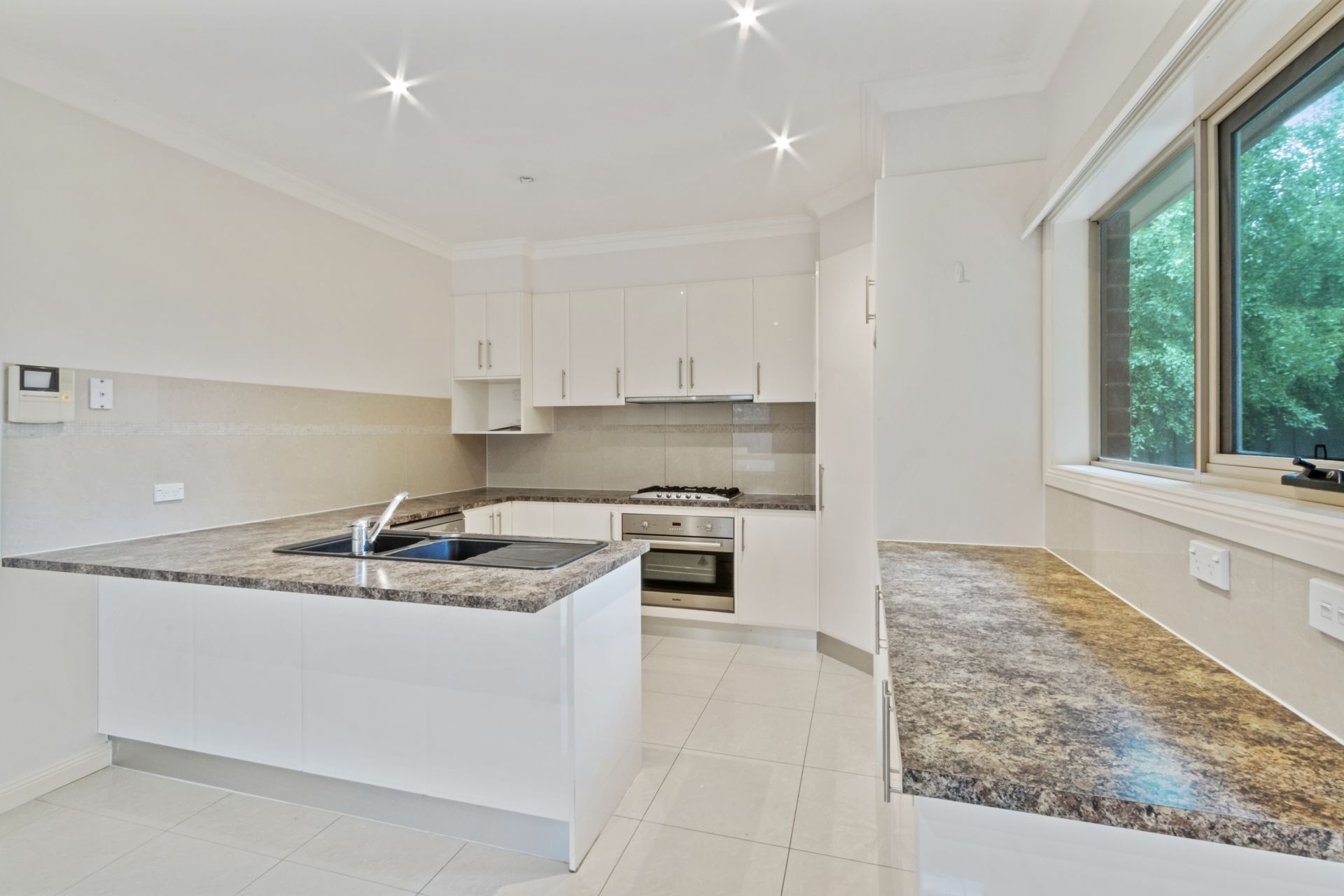 FANTASTIC THREE BEDROOM TOWNHOUSE!