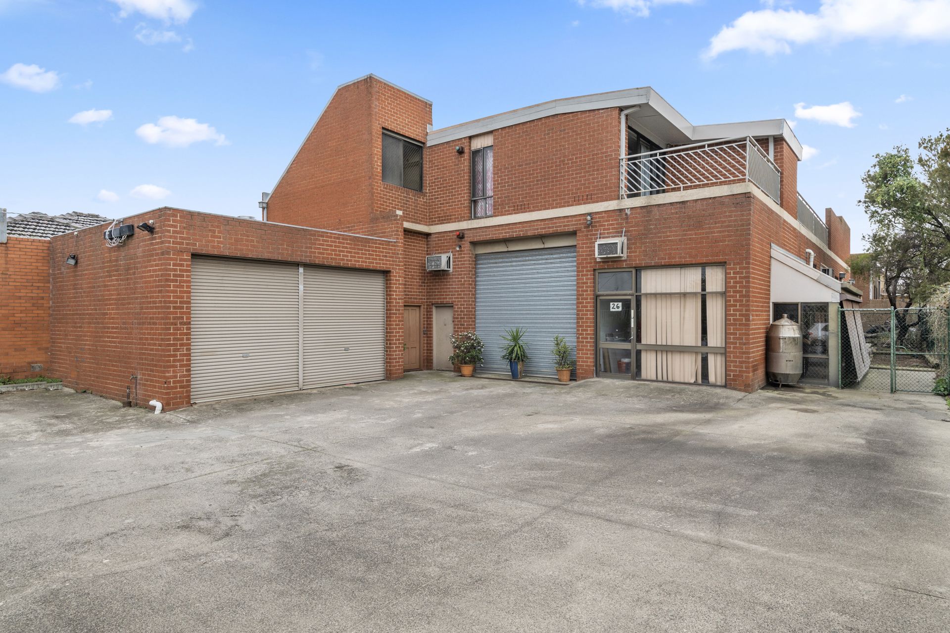 COMBINED INDUSTRIAL AND LIVING SPACE
