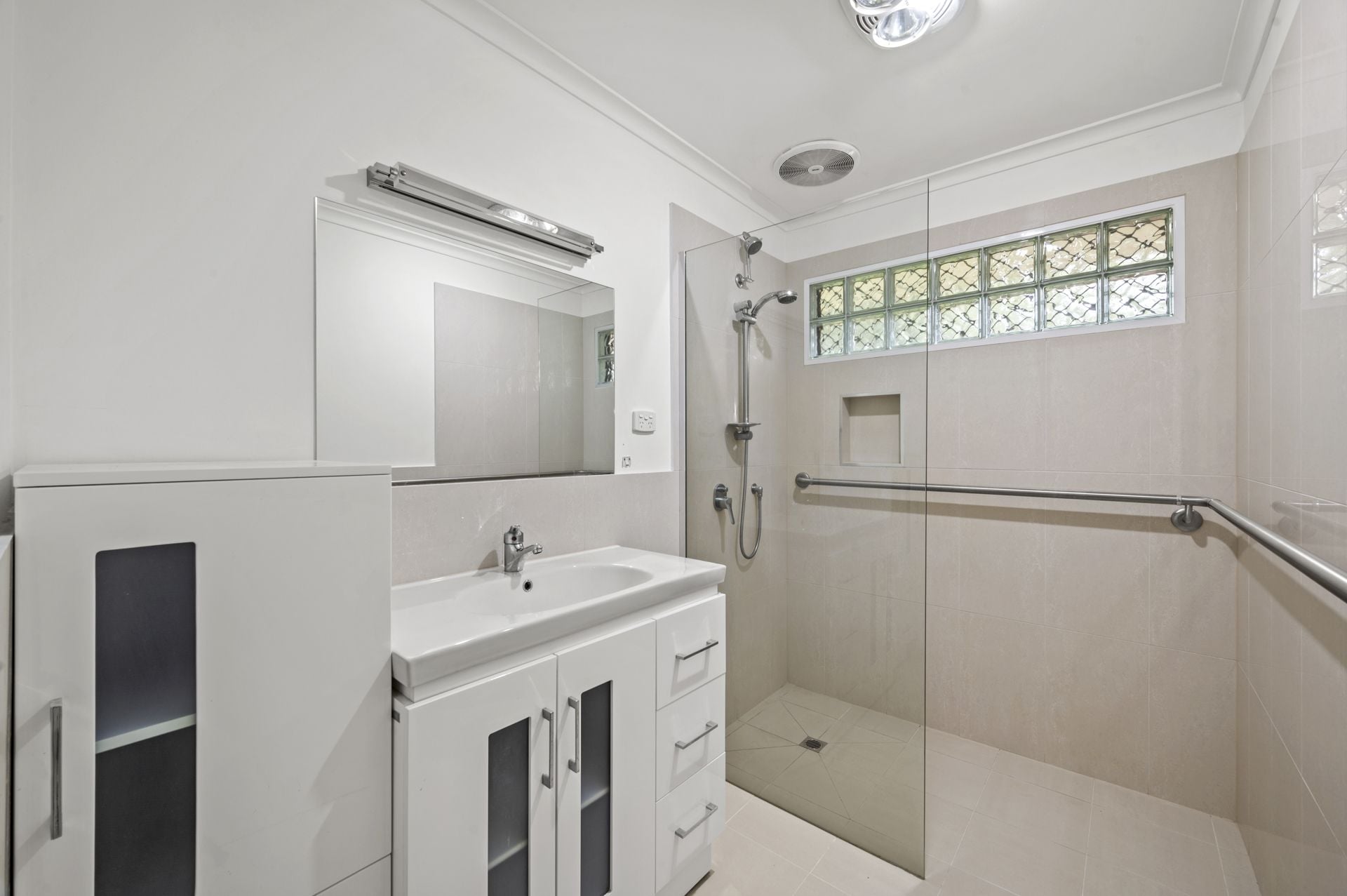 GREAT LOCATION - 4 BEDROOMS