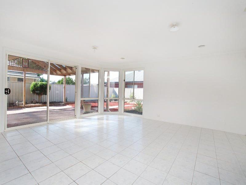 28 Milburn Circuit, Caroline Springs - Thumbnail 6