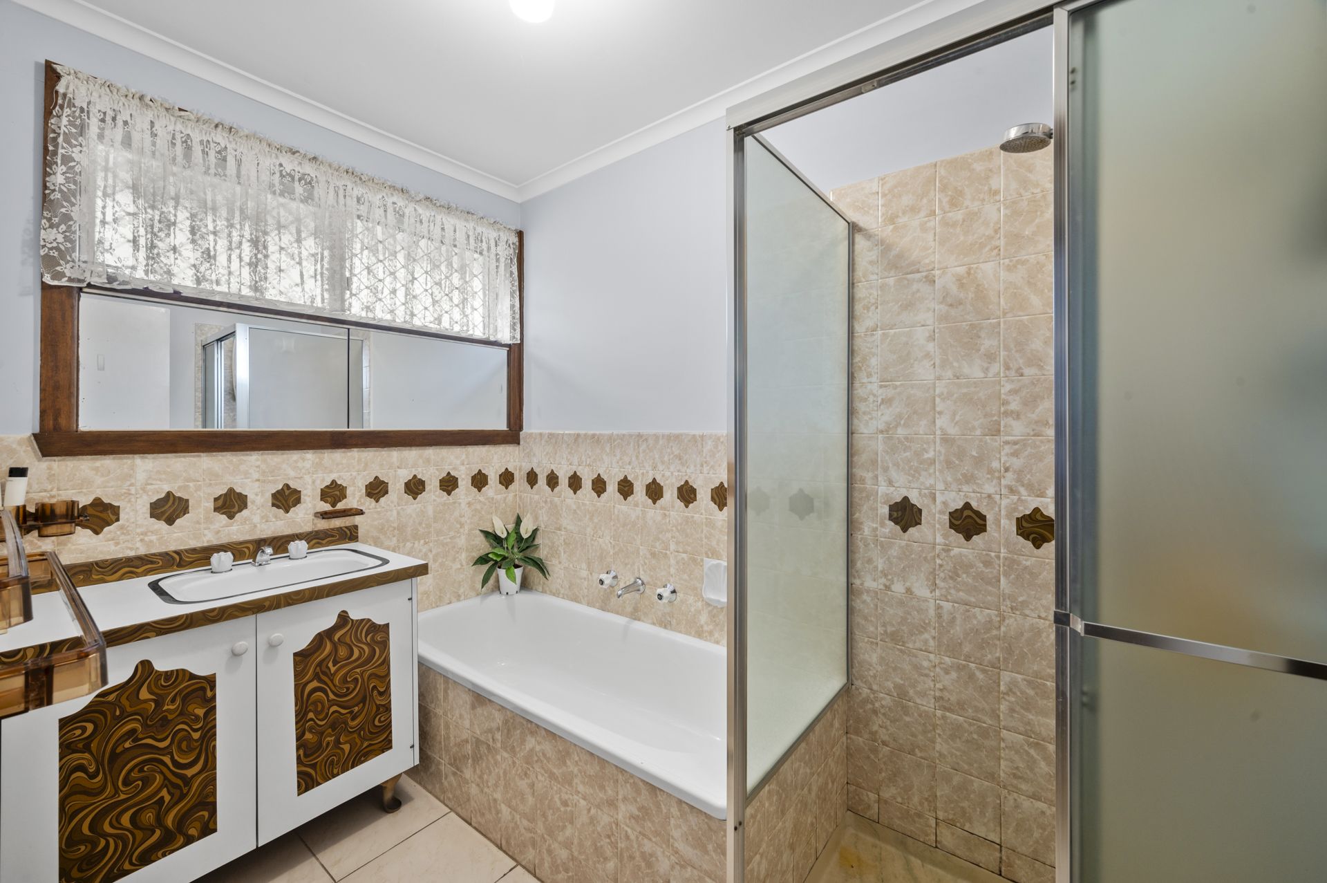 SUBSTANTIAL FAMILY HOME - 4 BEDROOMS, 2 BATHROOMS