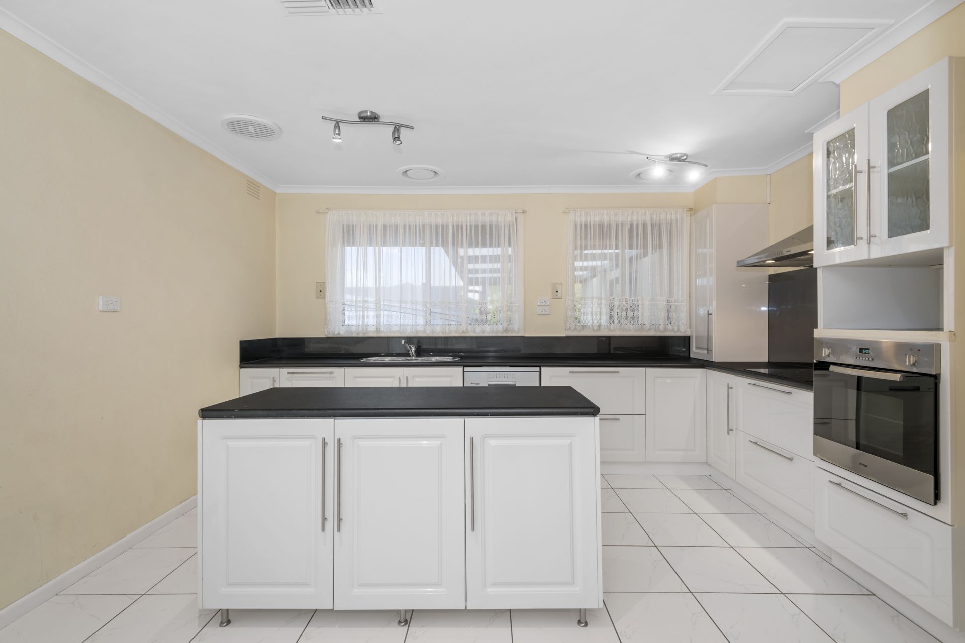 PERFECT LOCATION AND WALKING DISTANCE TO EPPING PACIFIC