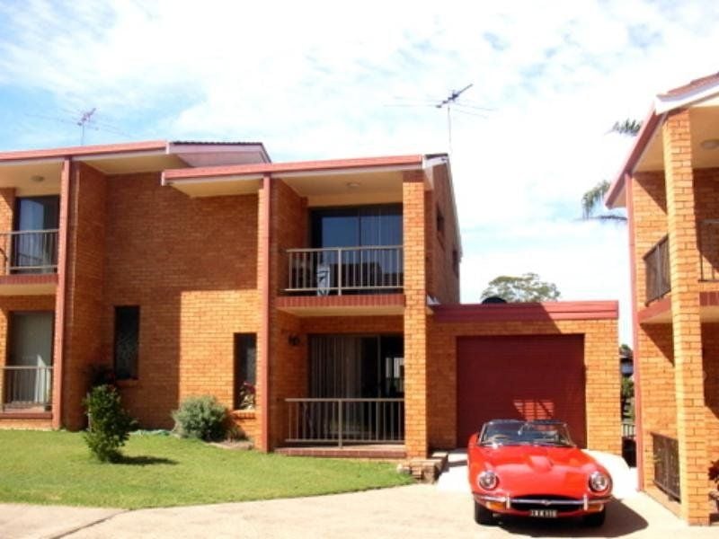 DOUBLE STOREY TOWN HOUSE - WALK TO RIVER