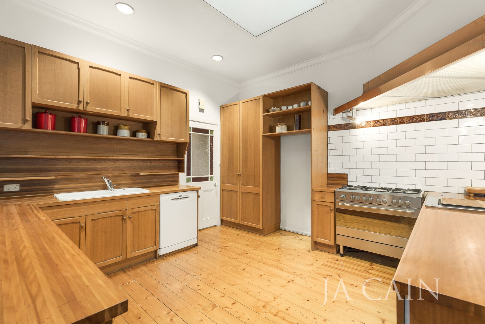 29 Milverton Street, Camberwell J A CAIN Real Estate