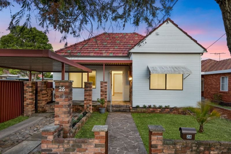 Renovate or rebuild in a sought after locale