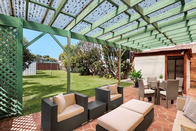 Renovate or rebuild in a sought after locale