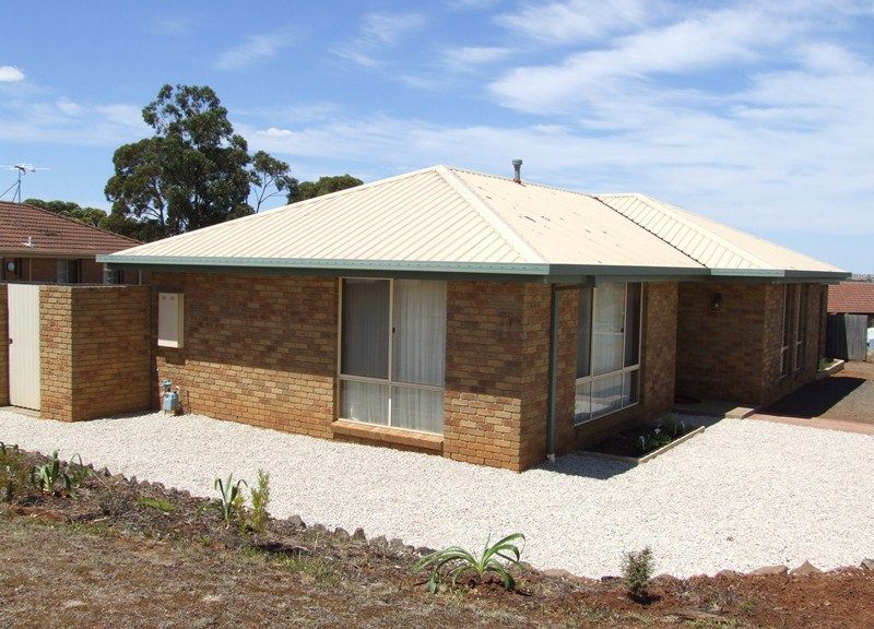 77 Underbank Blvd, Bacchus Marsh - Thumbnail 2