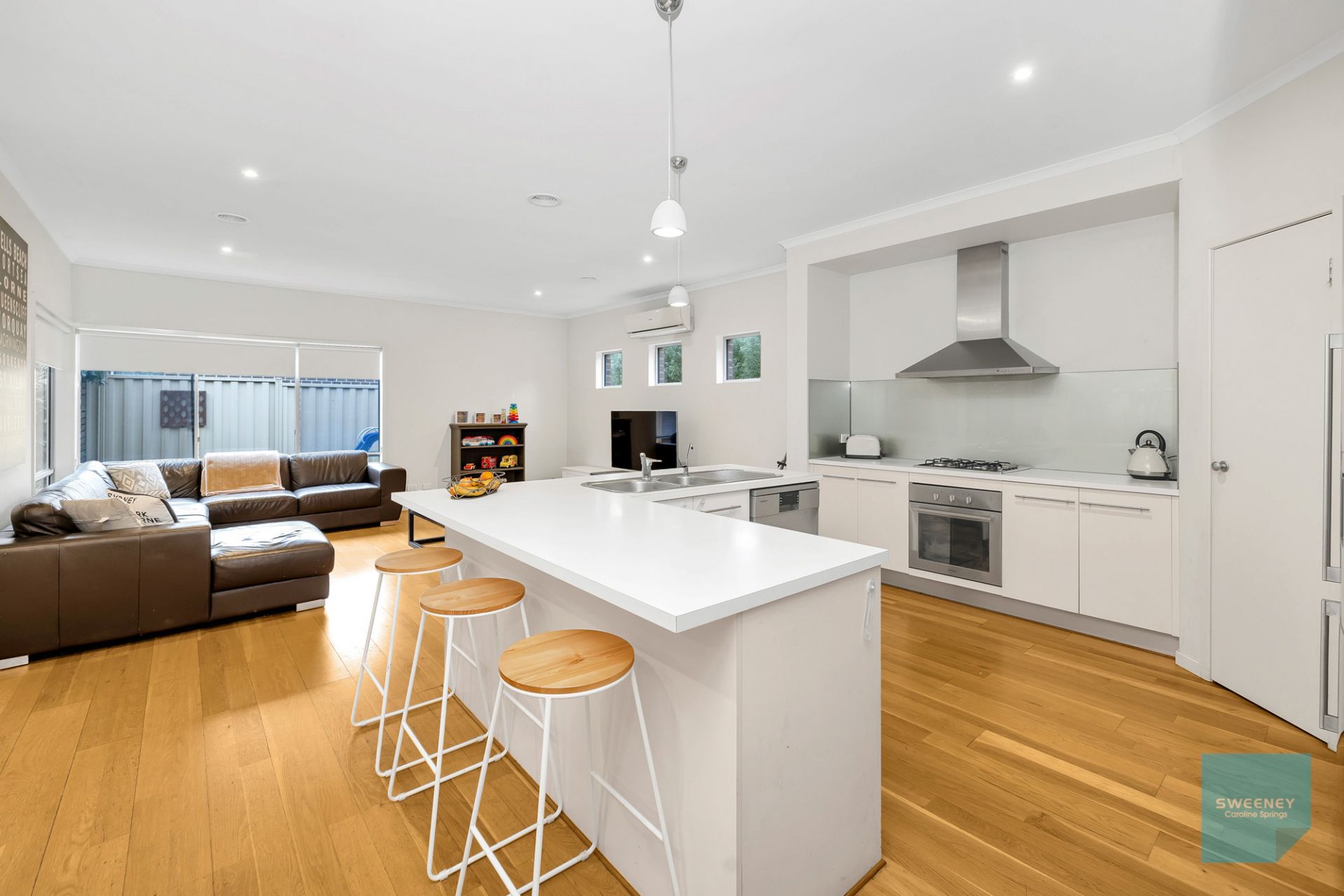 3 Stradbroke Gardens, Caroline Springs - Thumbnail 5