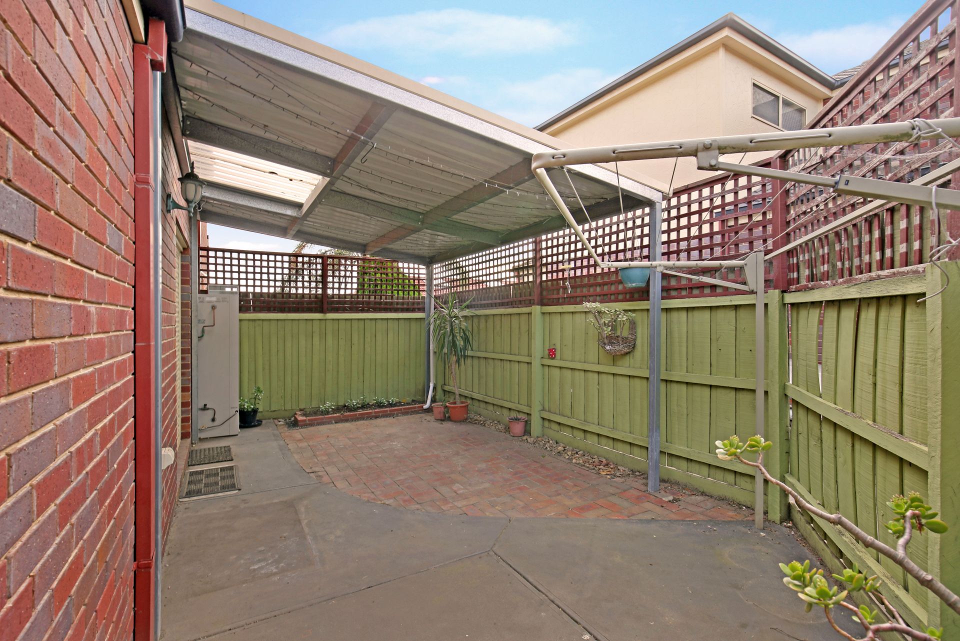Street facing townhouse in great locale