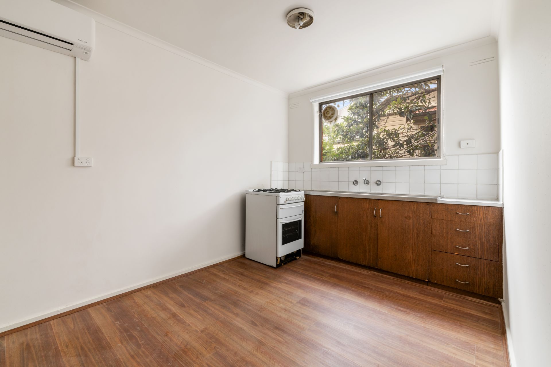 Ground Floor, 2 Bedroom Apartment on Pender Street